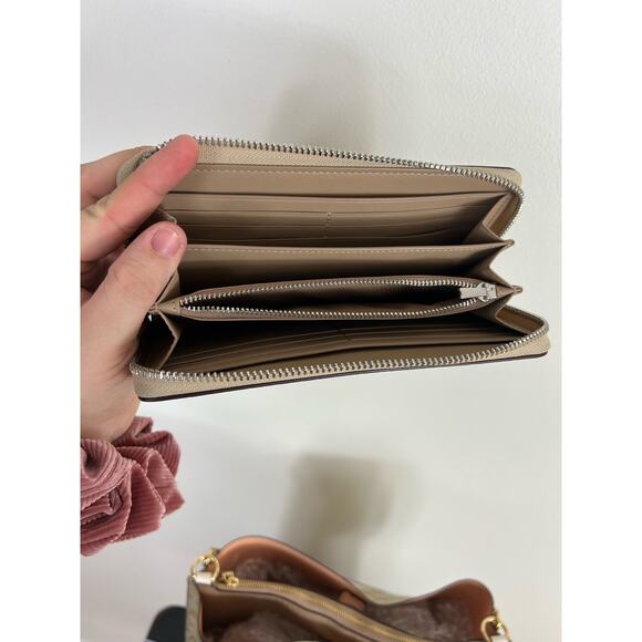 Coach Beige and light tan Shoulder Bag with matching wallet - Picture 15 of 16